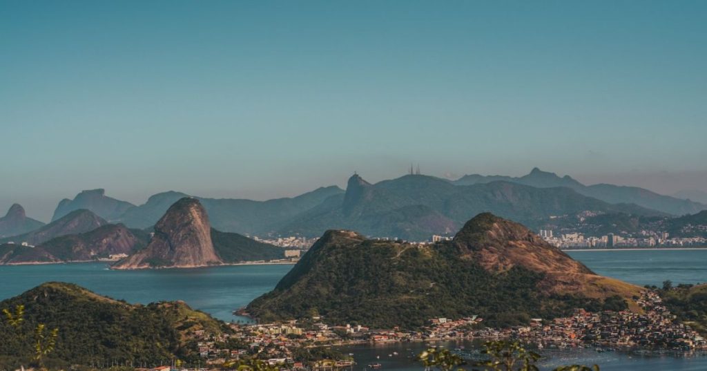 Aprenda a estruturar e automatizar a criação de múltiplos cursos e PDFs técnicos usando Docs-as-Code, garantindo código testado e alta consistência.