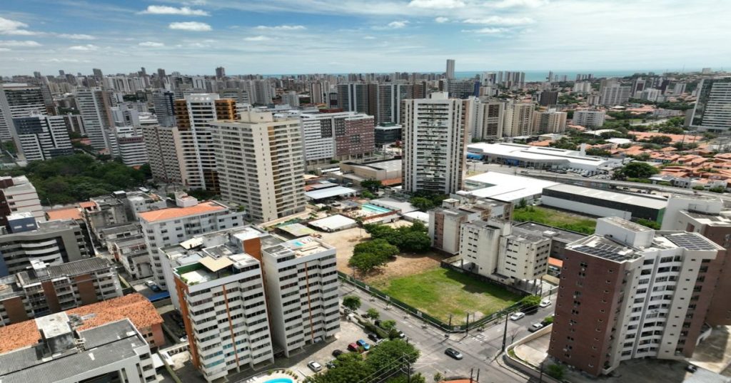 Aprenda a planejar e estruturar o desenvolvimento de aplicativos web e mobile com arquitetura escalável, segurança de dados e previsibilidade técnica.