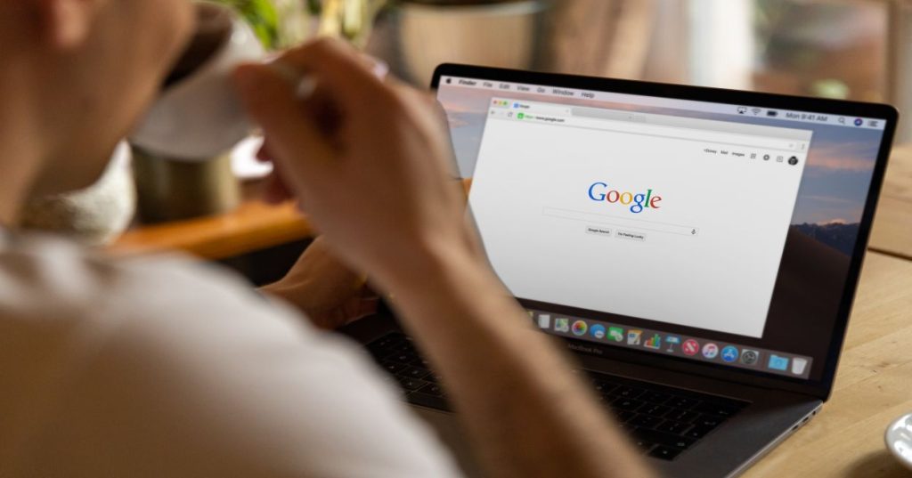 Aprenda a planejar a arquitetura técnica, diretrizes YMYL e dados estruturados de SEO para o lançamento de um site médico e de telemedicina.