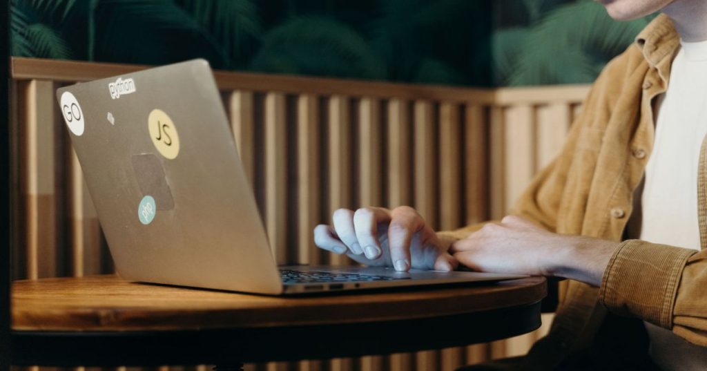Aprenda a arquitetar um front-end single-page eficiente para e-commerce, priorizando Core Web Vitals, carregamento rápido e modularidade de código.