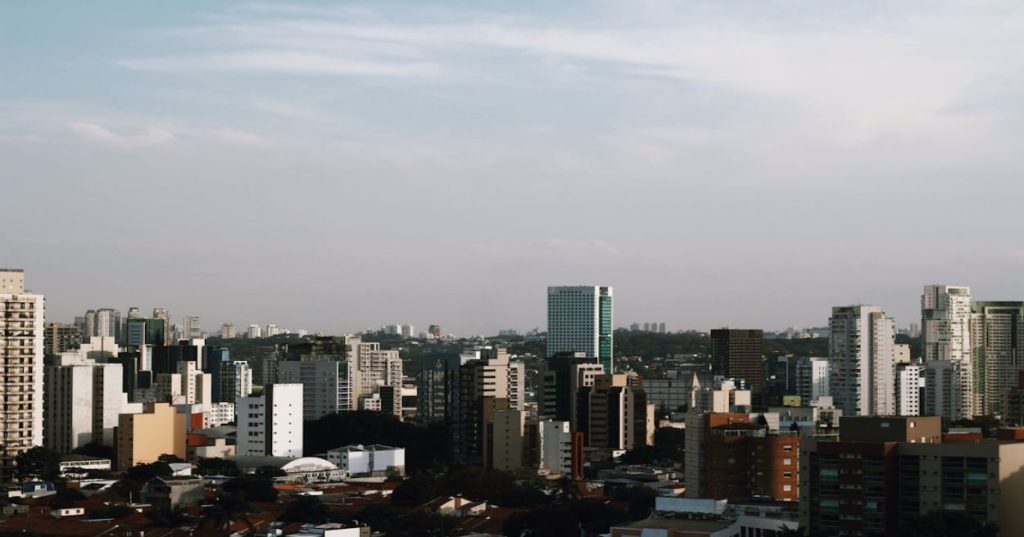 Aprenda a projetar a arquitetura técnica de um marketplace escalável utilizando PHP moderno e modelagem eficiente de banco de dados para milhares de anúncios.