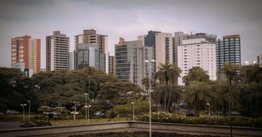 Aprenda a arquitetar um sistema de reservas de transporte escalável e seguro com CodeIgniter 4, focando em camadas de serviço, APIs e integridade de dados.