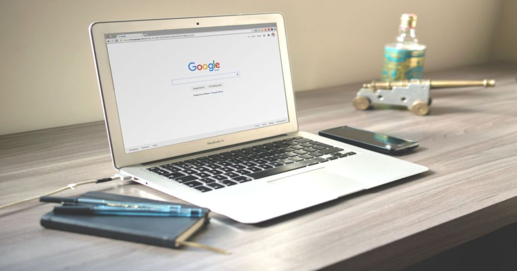 Aprenda a estruturar uma estratégia de guest post para SEO, validar o tráfego real de domínios parceiros e conquistar backlinks dofollow de forma segura.