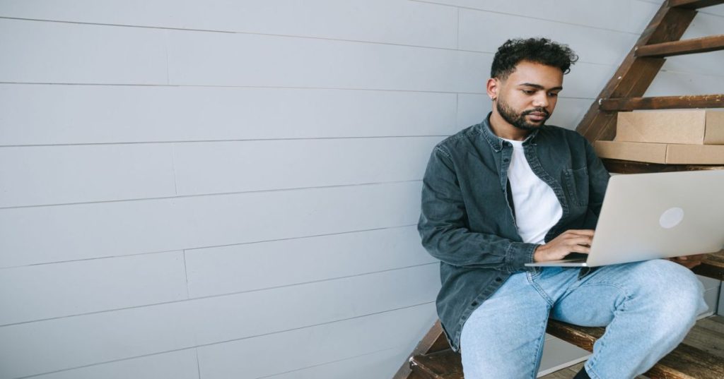 Aprenda a criar uma loja virtual de produtos físicos no WooCommerce com gestão de estoque eficiente, cálculo de frete dinâmico e checkout de alta conversão.