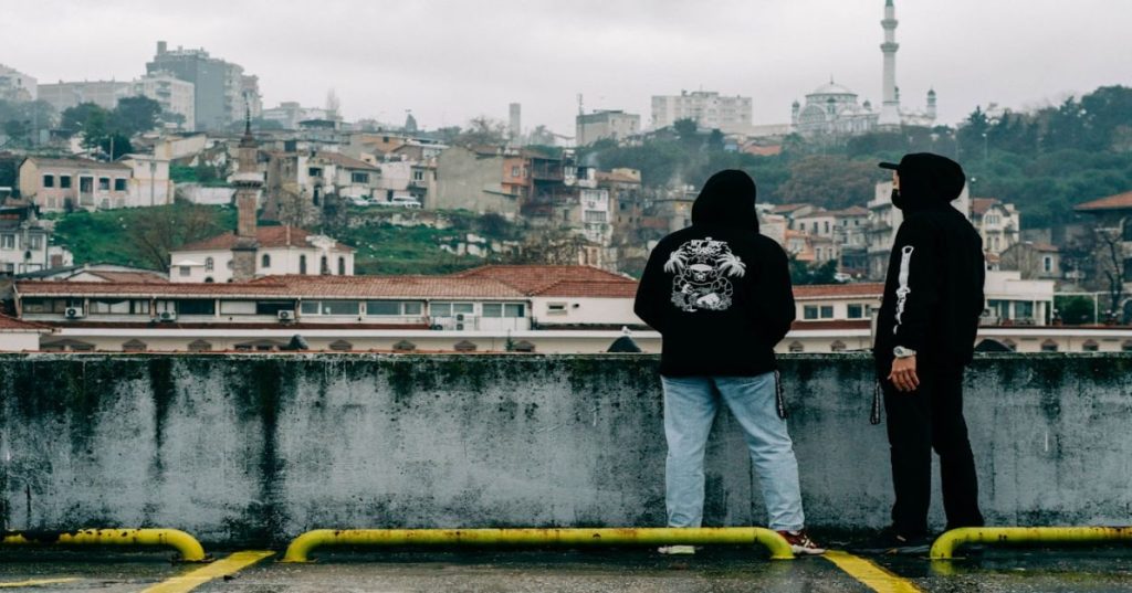 Aprenda a estruturar uma loja WooCommerce completa para produtos físicos: regras de frete, controle de estoque concorrente, checkout ágil e HPOS.