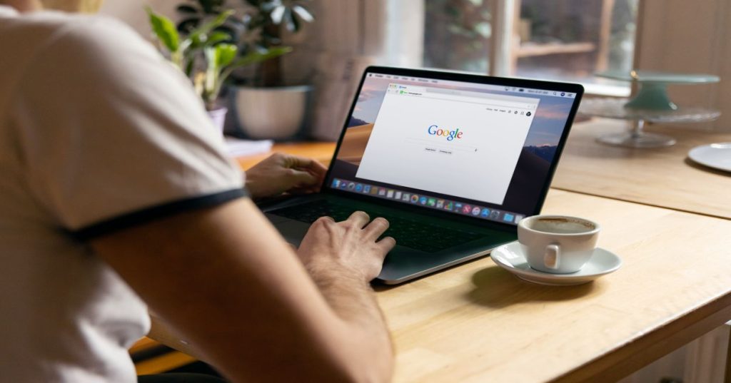 Descubra como estruturar uma estratégia de SEO completa para e-commerce: auditoria técnica, pesquisa de palavras-chave, schema e autoridade de conteúdo.