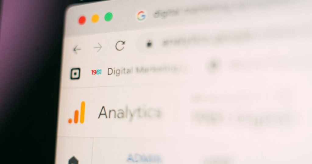 Aprenda a conduzir uma reformulação de WordPress com foco em SEO sem perder tráfego, integrando Core Web Vitals, Schema markup e inteligência artificial.