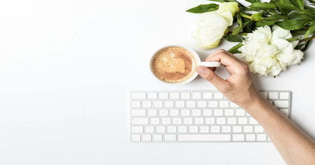 Aprenda a estruturar e otimizar reviews de produtos de tecnologia para as diretrizes do Google, usando Schema markup, E-E-A-T e SEO on-page avançado.