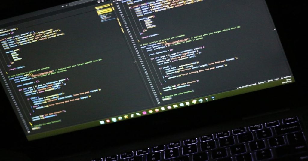 Descubra como estruturar múltiplos domínios conectados a um único banco no Laravel com alta performance, isolamento de dados e cache otimizado.