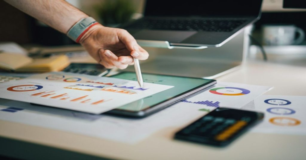 Aprenda a estruturar o SEO técnico em sites corporativos em Node.js e HTML5: renderização SSR, semântica, Schema.org e otimização de Core Web Vitals.