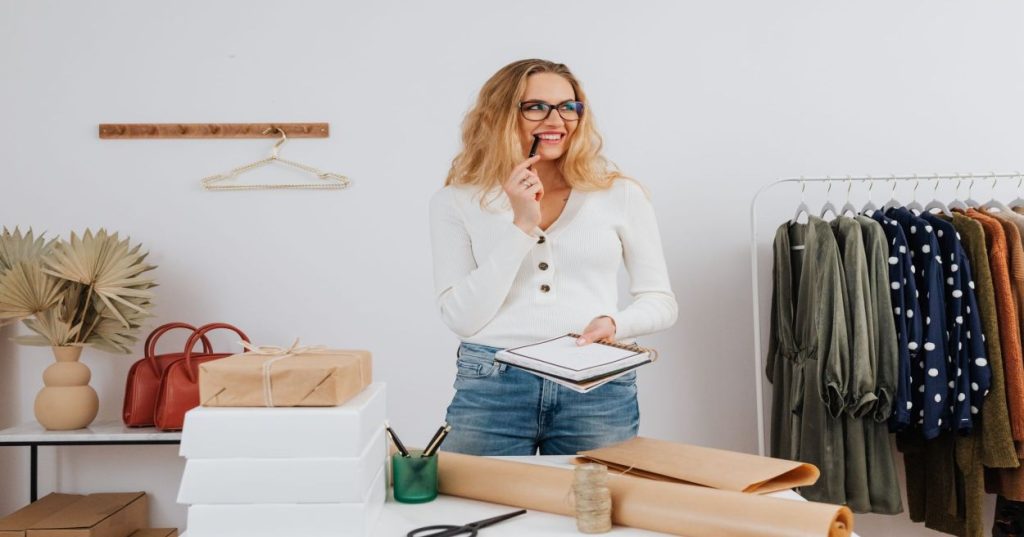 Aprenda a planejar o desenvolvimento de loja Shopify para produtos físicos: gestão de inventário, logística, temas OS 2.0 e boas práticas de conversão.