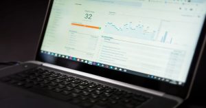 Descubra como estruturar artigos de finanças com SEO técnico, diretrizes E-E-A-T, dados estruturados Schema e arquitetura de clusters para ranquear no Google.