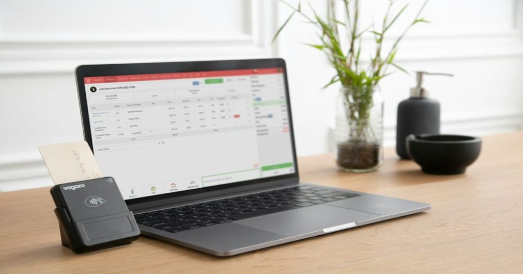 Aprenda a estruturar o WooCommerce para vender produtos de terceiros com sincronização diária de estoque e pedidos através de APIs e automações.