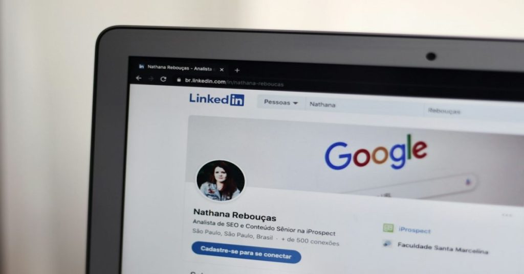 Aprenda a estruturar a configuração do Google Analytics 4 para SEO. Integre o Search Console, limpe parâmetros e monitore tráfego orgânico com precisão.