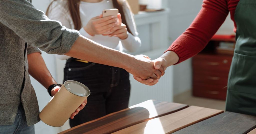 Aprenda a planejar a construção e integração de uma loja Shopify completa, conectando ERP, gateways e logística com estabilidade e alta performance.