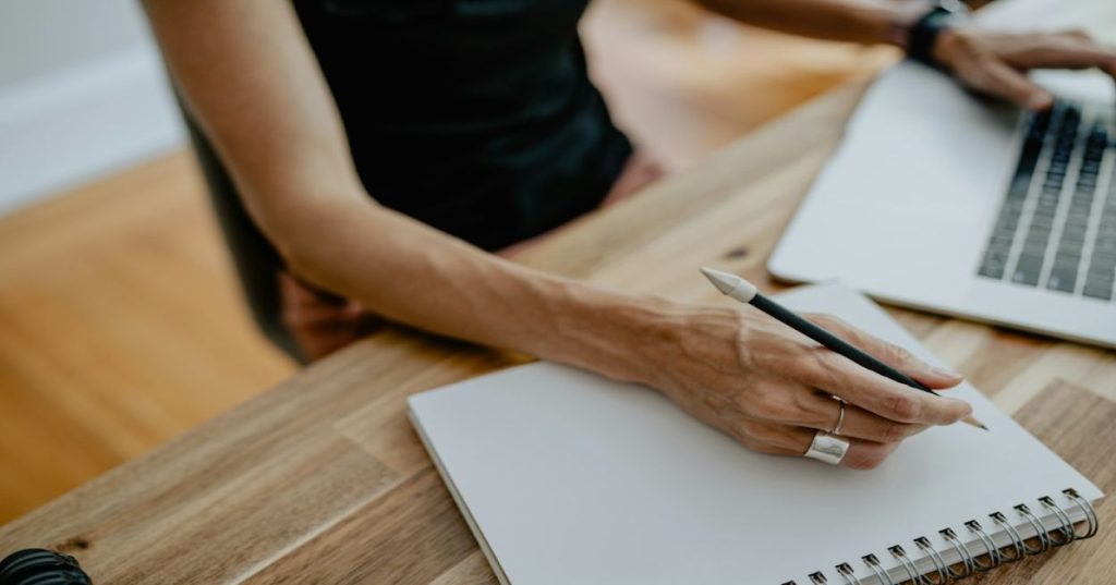Aprenda a aplicar copywriting para SEO no YouTube, otimizando títulos, descrições e capítulos para conquistar posições no Google e no buscador interno.
