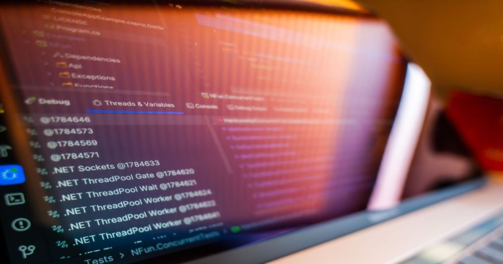Aprenda a debugar e corrigir bugs em backends FastAPI. Guia prático sobre resolução de bloqueios no event loop, profiling assíncrono e boas práticas.