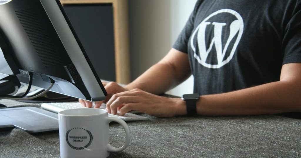 Aprenda a planejar e executar o desenvolvimento de uma loja WooCommerce completa com arquitetura HPOS, checkout sem atrito e infraestrutura escalável.
