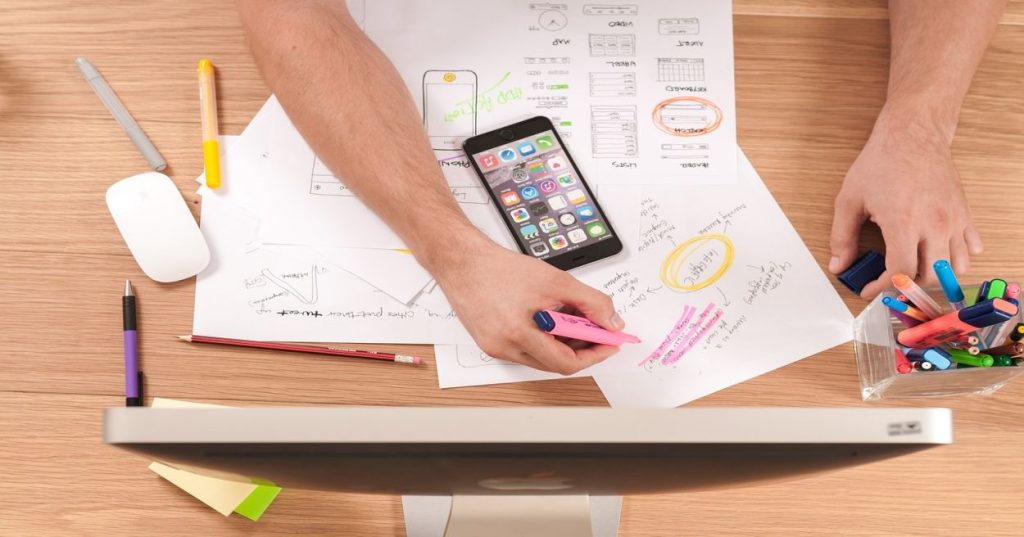 Aprenda a estruturar um tema Shopify personalizado com código limpo, Online Store 2.0 e foco em performance e design moderno.