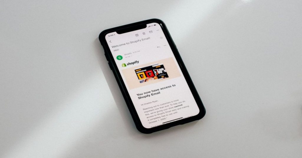 Aprenda como estruturar uma loja Shopify de joias finas. Técnicas de UX moderna, metafields para gemas, zoom nativo e engenharia para produtos de luxo.