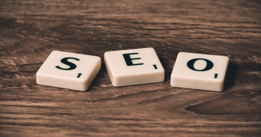 Descubra como o desenvolvimento WordPress focado em SEO alia Core Web Vitals, arquitetura semântica e conversão para acelerar o crescimento do seu site.