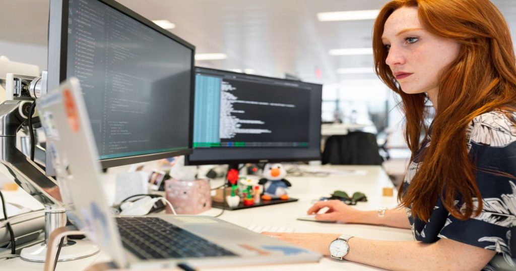 Aprenda a aplicar engenharia DevOps avançada e automação com Python para otimizar pipelines CI/CD, governança em nuvem e alta disponibilidade.
