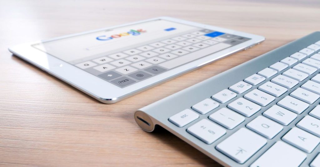 Aprenda a estruturar uma estratégia de SEO multi-plataforma. Conecte redes sociais e domínio com dados estruturados para consolidar a autoridade da marca.