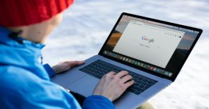 Aprenda a estruturar uma estratégia de SEO para e-commerce iniciante. Domine arquitetura da informação, Core Web Vitals e Schema Markup para tráfego contínuo.