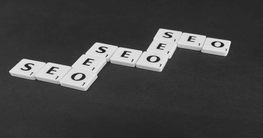 Aprenda a estruturar uma estratégia de SEO para gráfica nacional, escalando a visibilidade em centenas de cidades sem sofrer punições por conteúdo duplicado.