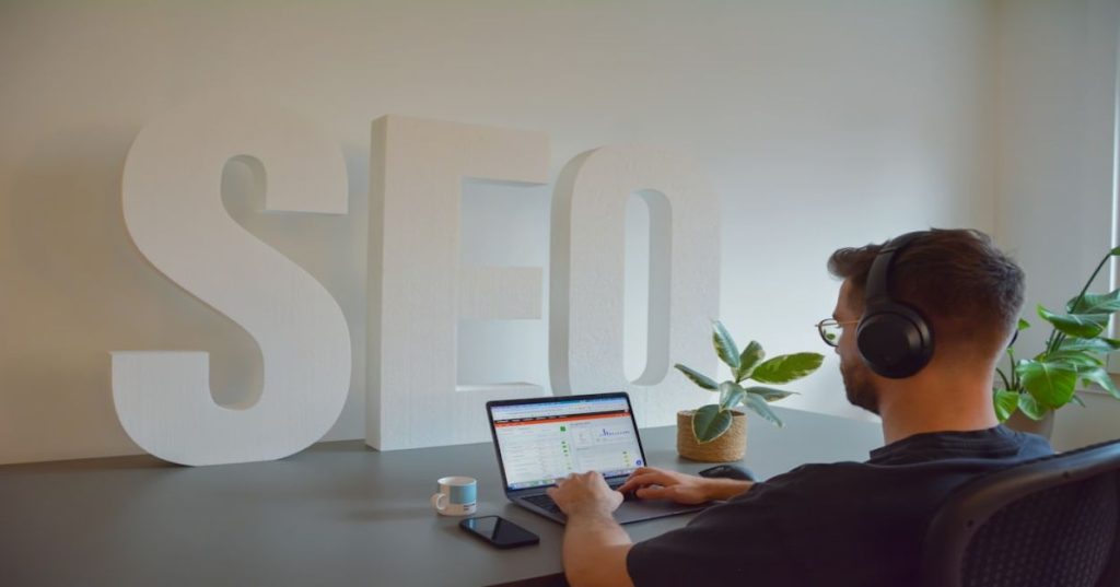Aprenda a estruturar uma estratégia de SEO para nichos restritos de luxo, superando barreiras de anúncios e filtros do Google com segurança técnica.