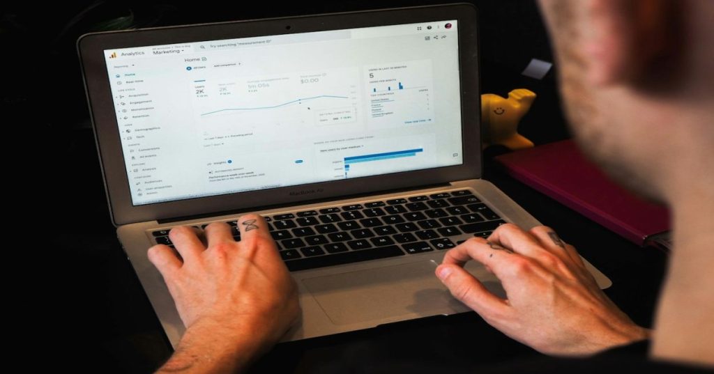 Descubra como estruturar uma estratégia de SEO local para gerar leads qualificados e recorrentes para pequenas empresas e prestadores de serviços.
