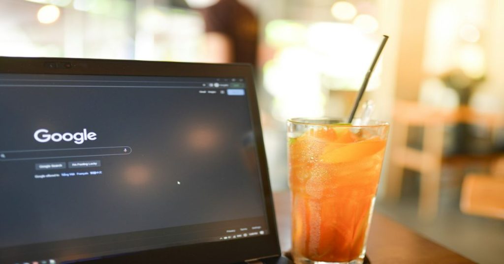 Aprenda a estruturar uma estratégia de SEO para blog de saúde e bem-estar aplicando diretrizes YMYL, sinais de E-E-A-T e dados estruturados no Google.