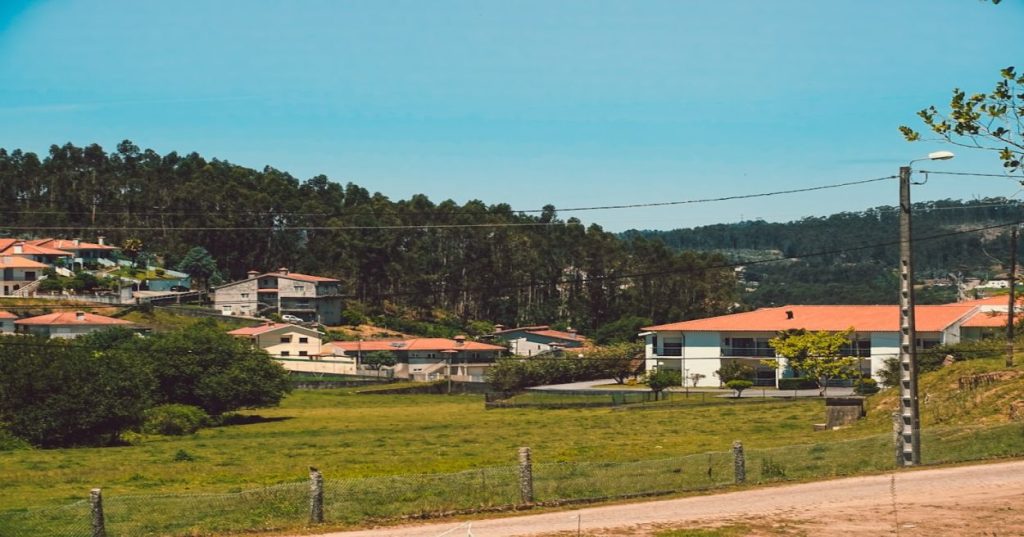 Aprenda a planejar um redesign completo de site WordPress com foco em arquitetura limpa, preservação de SEO, Core Web Vitals e segurança de dados.