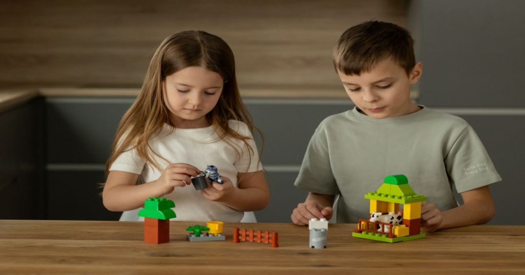 Solucione falhas de upload e execução de código Python no LEGO SPIKE Prime. Guia técnico para depurar MicroPython, otimizar memória e evitar travamentos no Hub.