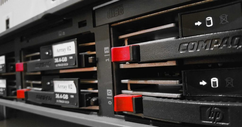 Aprenda a otimizar e manter servidores Linux para WooCommerce: configuração de PHP-FPM, Nginx, Redis Object Cache e rotinas de manutenção técnica.