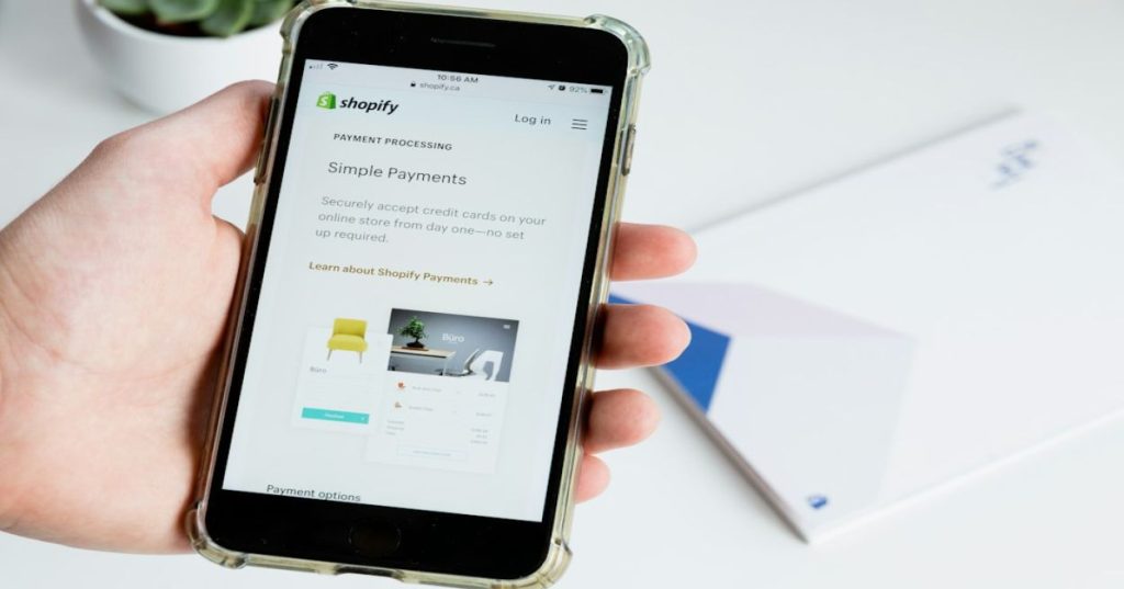 Aprenda a estruturar uma rotina técnica de suporte contínuo e atualizações na Shopify para evitar erros de API, lentidão e falhas no checkout.