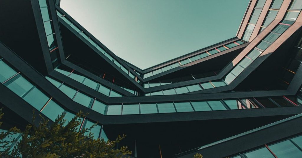Aprenda a estruturar o planejamento de demanda no Shopify, calculando pontos de reposição e integrando automações para evitar rupturas de estoque.