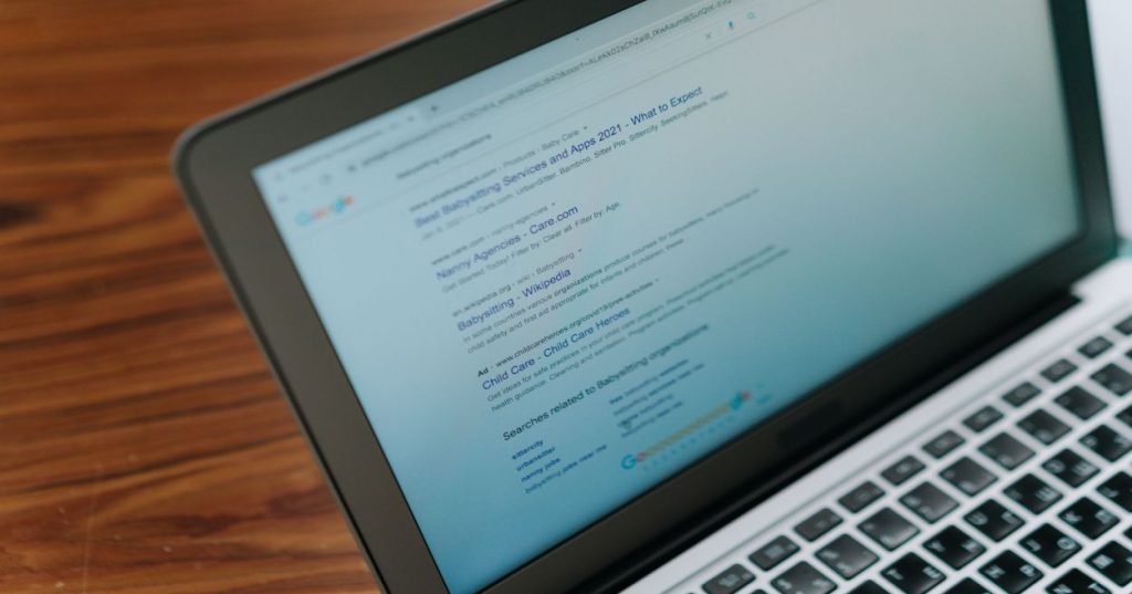 Aprenda a estruturar uma produção de conteúdo contínua para SEO, alinhando redatores a topic clusters e diretrizes on-page para ranquear no Google.