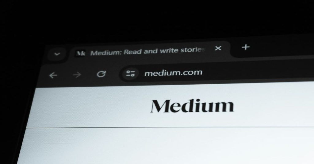 Aprenda a planejar um redesign de site focado em vendas sem perder tráfego orgânico. Guia técnico de SEO, arquitetura, redirecionamentos e Core Web Vitals.