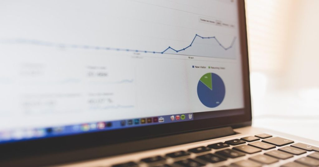 Aprenda a fazer um redesign de site sem perder SEO. Preservação de URLs, Core Web Vitals e dados estruturados para manter seu tráfego e posições no Google.
