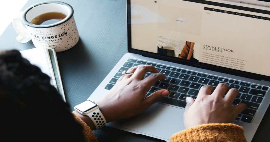 Aprenda como reestruturar e modernizar um site no Squarespace preservando sua autoridade no Google com mapeamento de URLs, redirecionamentos e Schema.