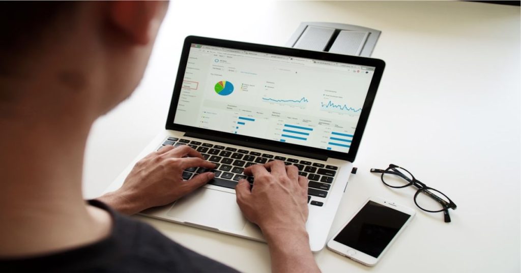 Aprenda a fazer um redesign no Wix sem perder posições no Google. Otimize Core Web Vitals, arquitetura de URLs e garanta performance técnica no seu site.