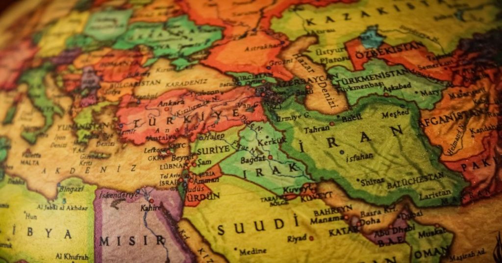 Aprenda a estruturar SEO regional e multilinguismo na Shopify para escalar sua marca em mercados específicos com Shopify Markets e tags hreflang.
