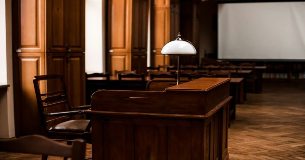 Aprenda a estruturar o SEO para advogados autônomos. Domine dados estruturados LegalService, SEO local, Core Web Vitals e arquitetura focada em conversão.