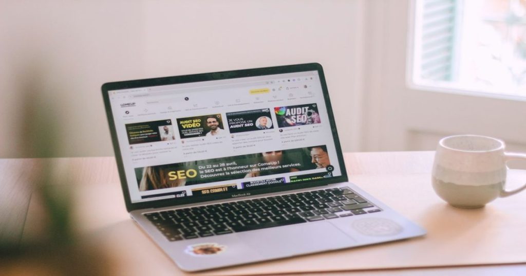 Descubra como estruturar SEO para blog de lifestyle e cultura. Aprenda a usar dados estruturados, balancear tendências e gerar tráfego orgânico contínuo.