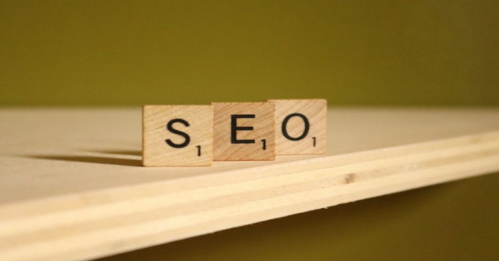 Aprenda como estruturar uma estratégia de SEO para e-commerce, otimizando arquitetura, dados estruturados e Core Web Vitals para atrair tráfego orgânico constante.