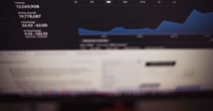 Aprenda a otimizar o SEO técnico em redesigns de e-commerce com módulos de personalização de produtos, protegendo seus Core Web Vitals e indexação.