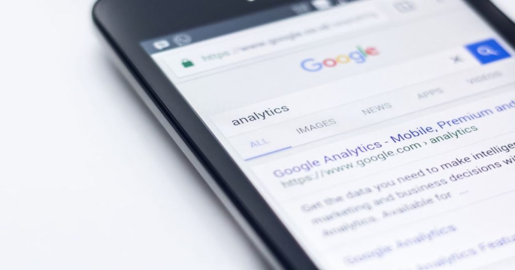 Descubra como estruturar o SEO para lançamento de e-commerce de produtos físicos. Guia técnico sobre arquitetura, dados estruturados e Core Web Vitals.