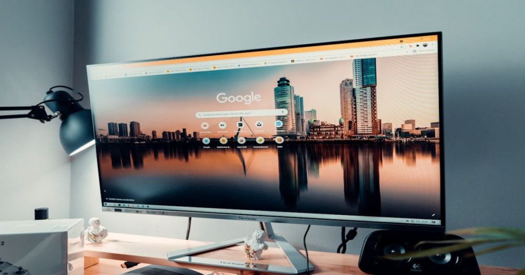Aprenda como aplicar SEO técnico, hreflang e marcação schema para posicionar plataformas de alcance global nos motores de busca.