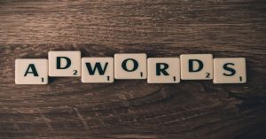 Aprenda como aplicar SEO para plataformas educacionais, combinando metadados técnicos, rich snippets e estratégias de conversão para atrair novos alunos.